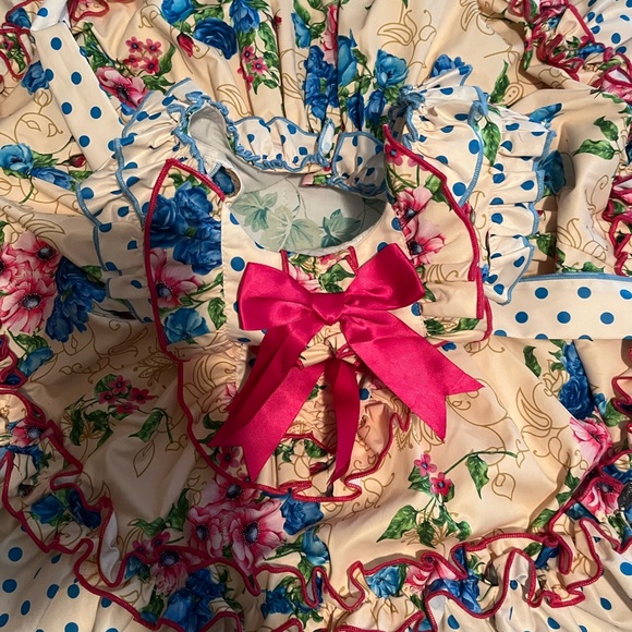 beautiful little dress worn twice for a wedding party ..excellent condition - Picture 2 of 5